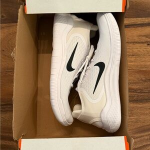 Nike Free Run 2018 / White and Black Sneakers Classic Design / Size 13